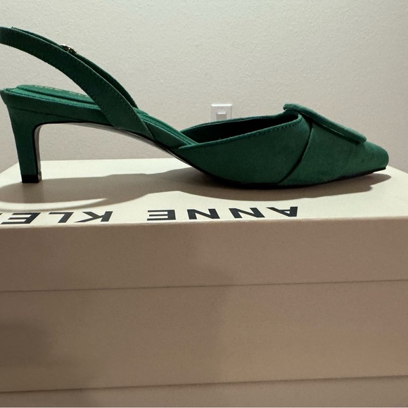 ⸻
Anne Klein iFlex Green Slingback Heels with Oversized Buckle - Picture 3 of 6